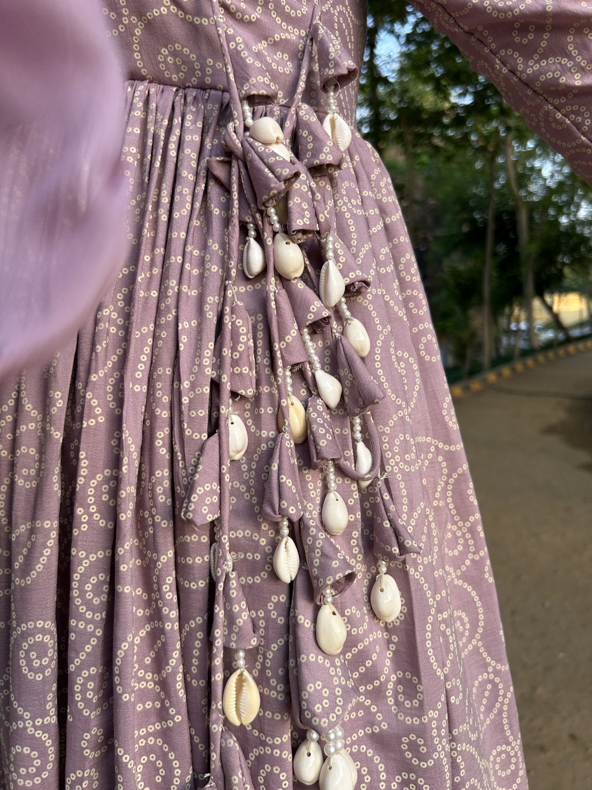 Tassels, shells, pearls